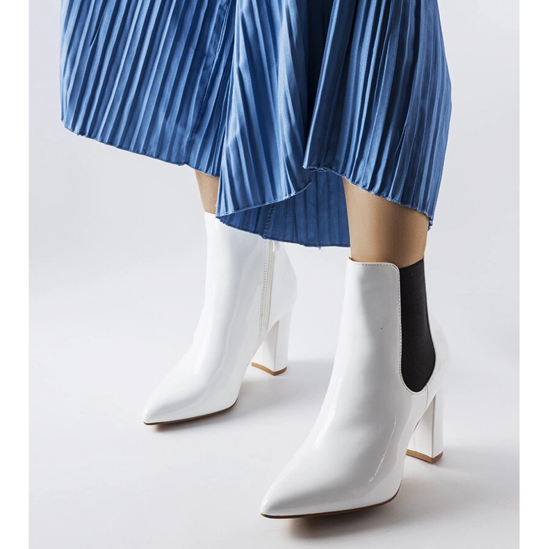 Białe lakierowane botki na słupku Dolli 2