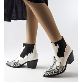 Białe kowbojki ocieplane z motywem węża Goulet 1