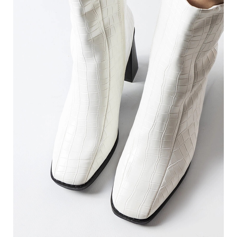 Białe botki z imitacją skóry krokodyla Belluci 1