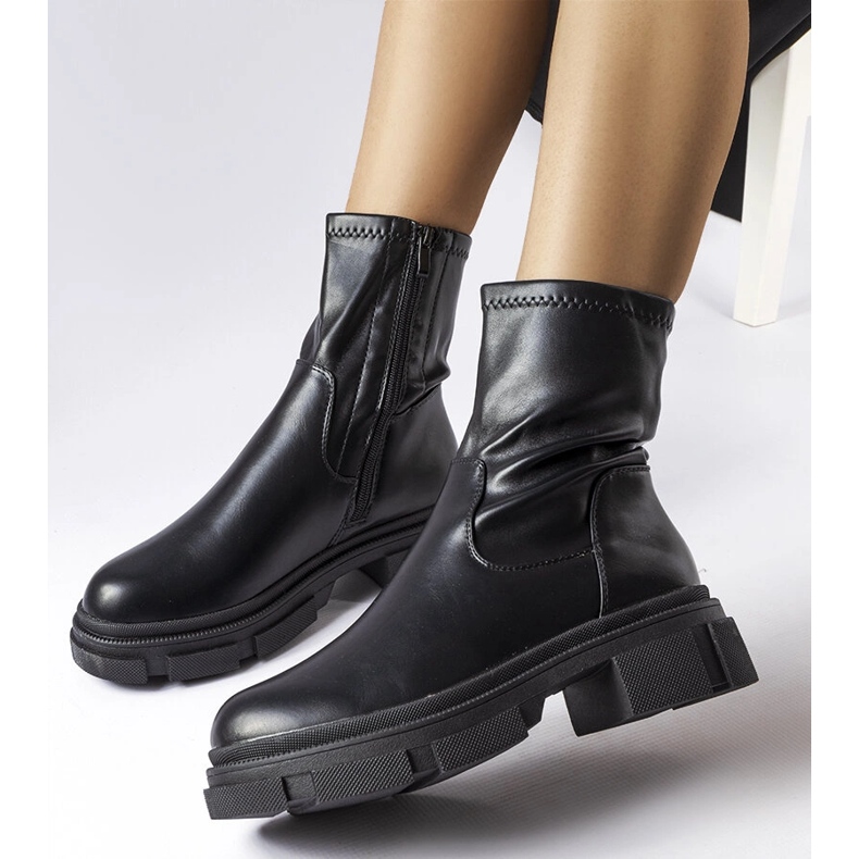 Czarne ocieplane botki Helvi 1