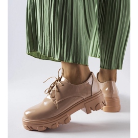 Beżowe lakierowane półbuty Kelly beżowy 1