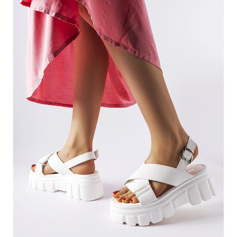 Białe eleganckie sandały na platformie Torriana 1