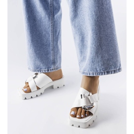 Białe klapki na traktorowej podeszwie Carceri 1