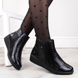 Lakierowane botki damskie na koturnie kroko czarne T.Sokolski Z23-333 1