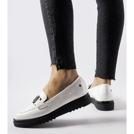 Inna Białe lakierowane mokasyny na koturnie Vinceza 1