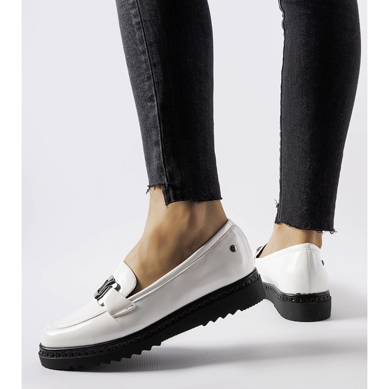 Inna Białe lakierowane mokasyny na koturnie Vinceza 1