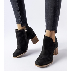 Czarne botki na słupku Artemisia 1
