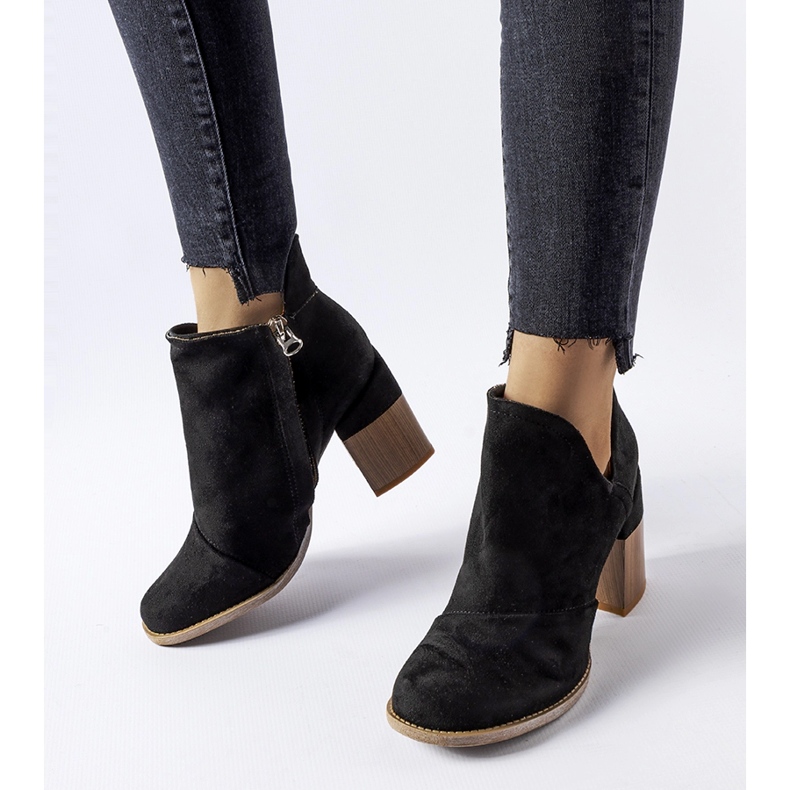 Czarne botki na słupku Artemisia 1