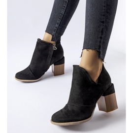 Czarne botki na słupku Artemisia 2