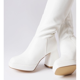 Białe kozaki na masywnym słupku Villanova 1