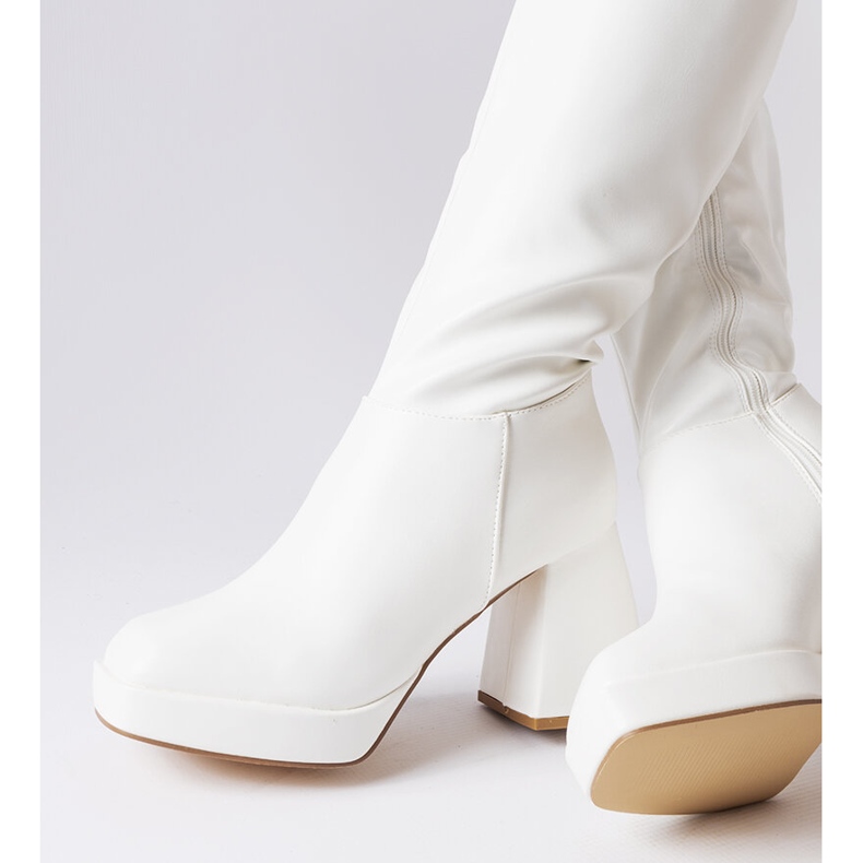 Białe kozaki na masywnym słupku Villanova 1