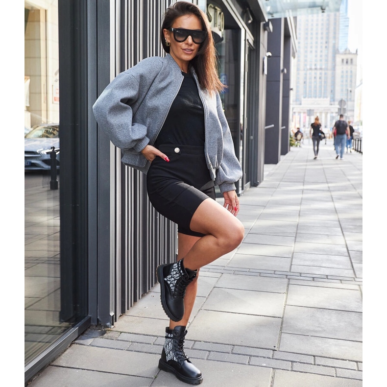 Czarne trapery zdobione monogramem 1