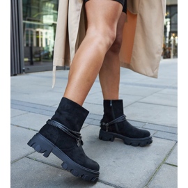 Czarne botki z ozdobną bransoletką 2