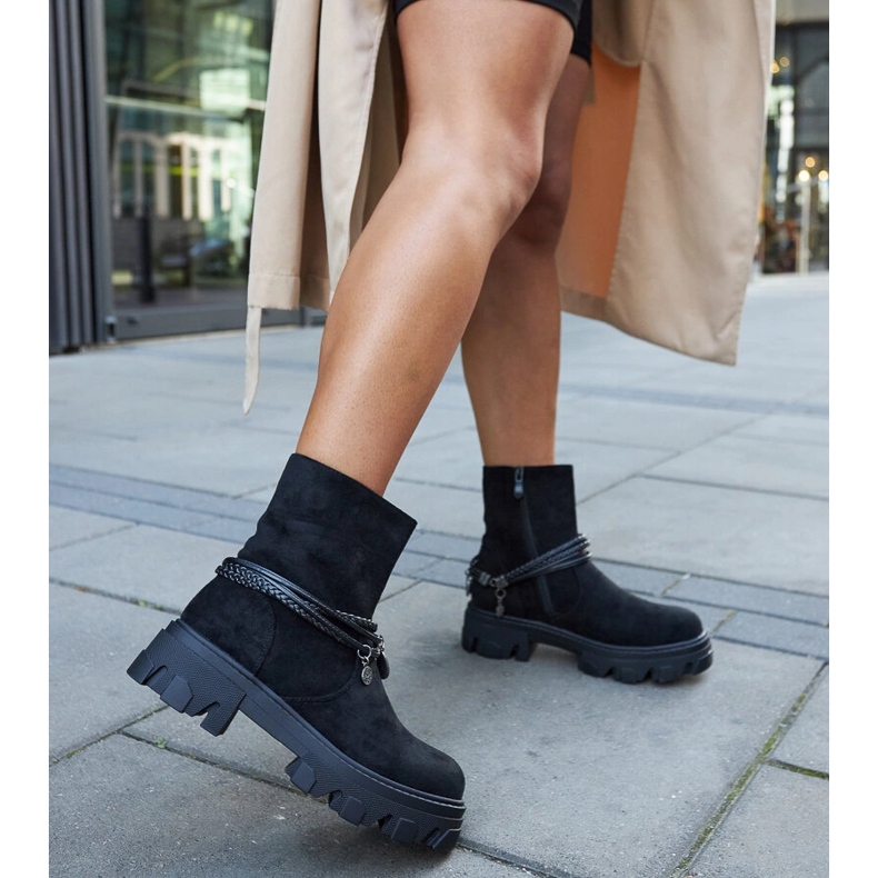 Czarne botki z ozdobną bransoletką 2