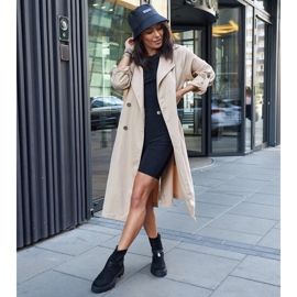 Czarne botki z ozdobną bransoletką 1