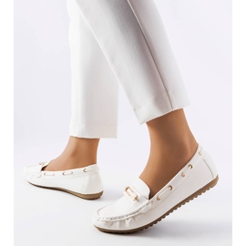 Białe mokasyny zdobione aplikacją Seattle 1