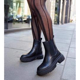 Czarne botki zdobione przeszyciami Castella 2