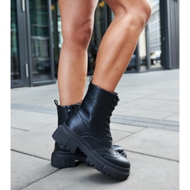 Czarne trapery zdobione przeszyciami Nicla 2