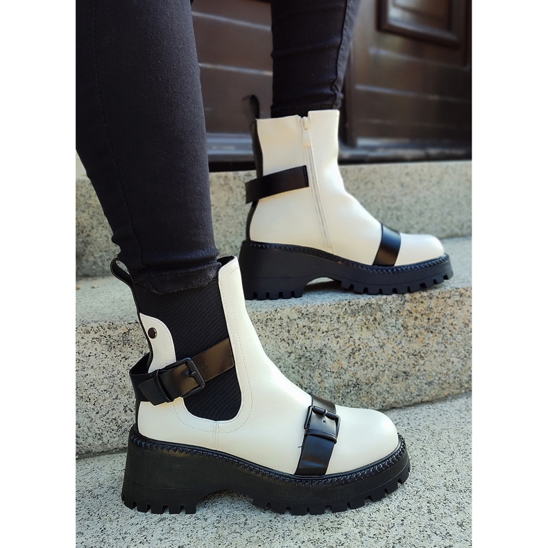 Białe workery damskie ze sprzączkami 2