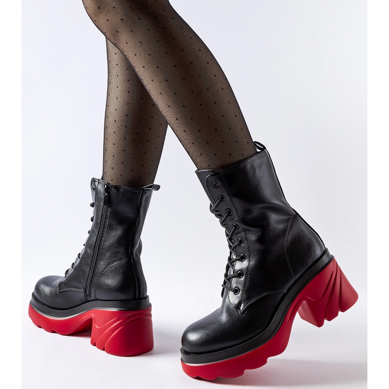 Czarne ocieplane buty na czerwonym słupku Cost 1