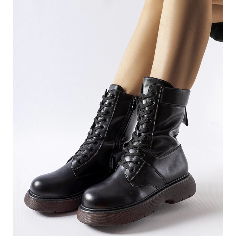 Czarne ocieplane glany z brązową podeszwą Beata 1