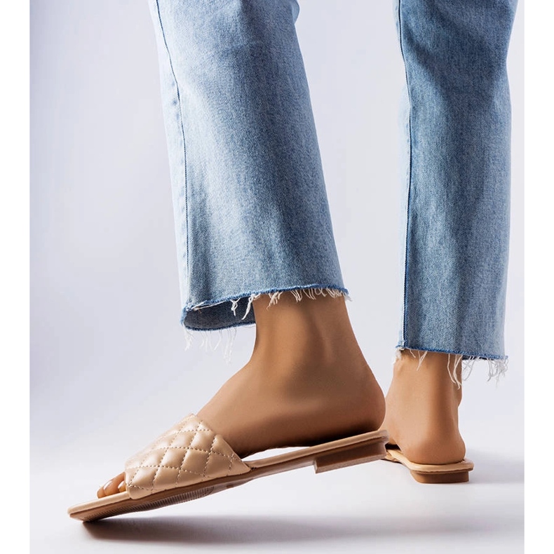 Beżowe eleganckie klapki z pikowaniem Labrie beżowy 1