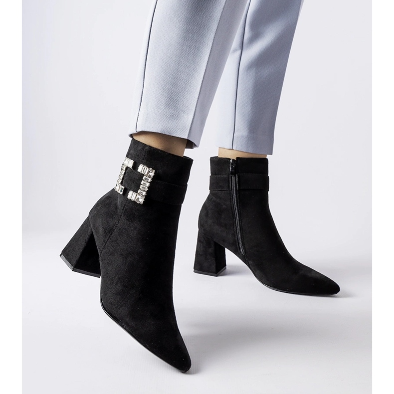 Czarne botki na słupku z cyrkoniami Alfero 1