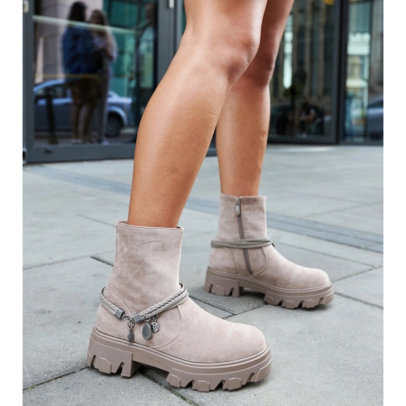 Beżowe botki z ozdobną bransoletką beżowy 2