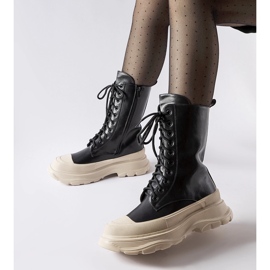 Czarne workery z grubą beżową podeszwą Crosia 1