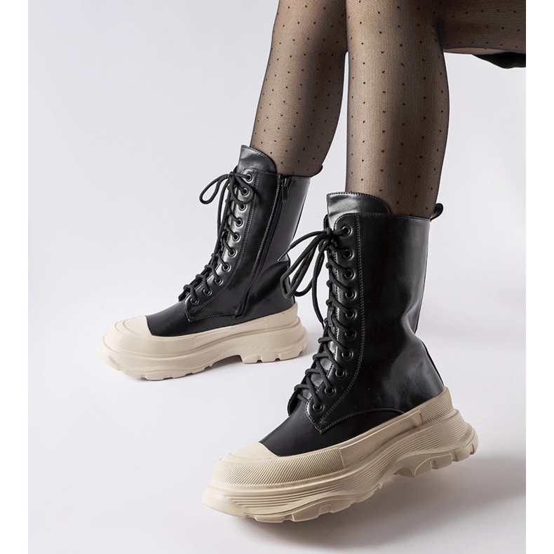 Czarne workery z grubą beżową podeszwą Crosia 1