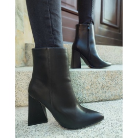 Czarne botki na słupku w kształcie trójkąta 1