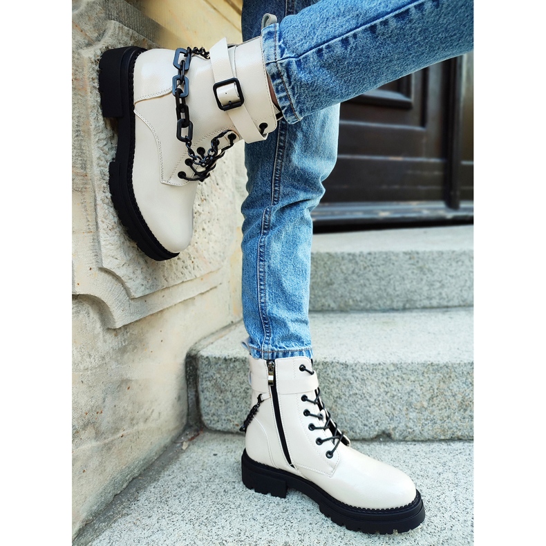 Beżowe lakierowane workery damskie z odpinanym łańcuchem beżowy 2