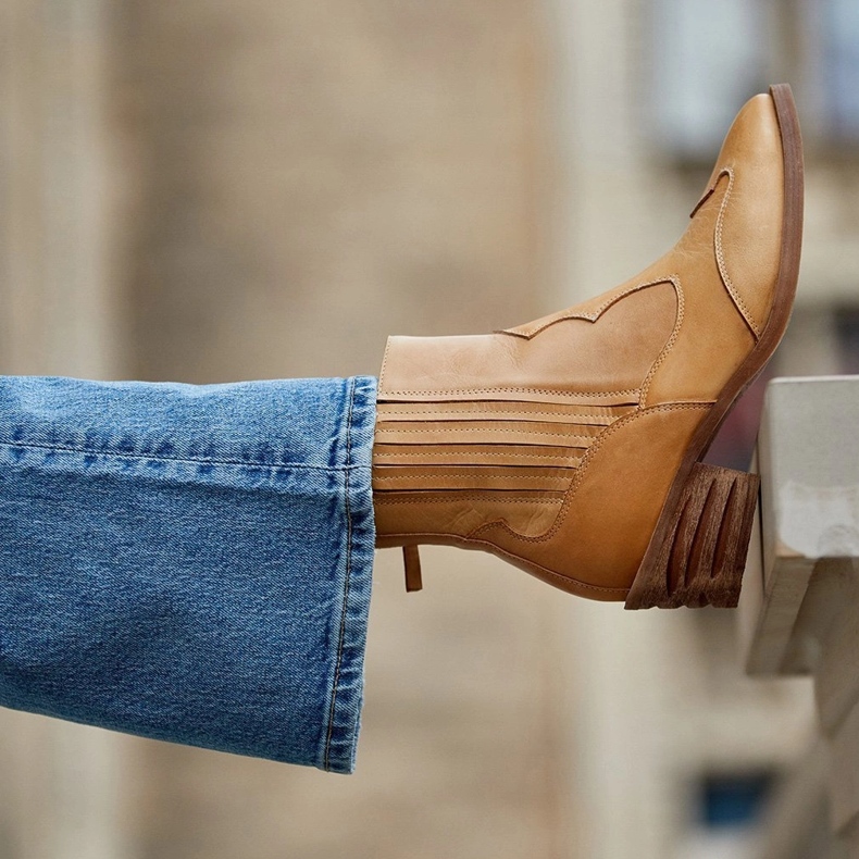 Marco Shoes Kowbojki ze skóry ręcznie polerowanej z szeroką gumą w cholewce żółte 1