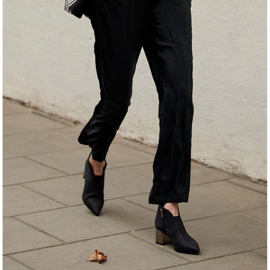 Marco Shoes Smukłe botki z gumą w cholewce i metalicznym obcasem czarne 1