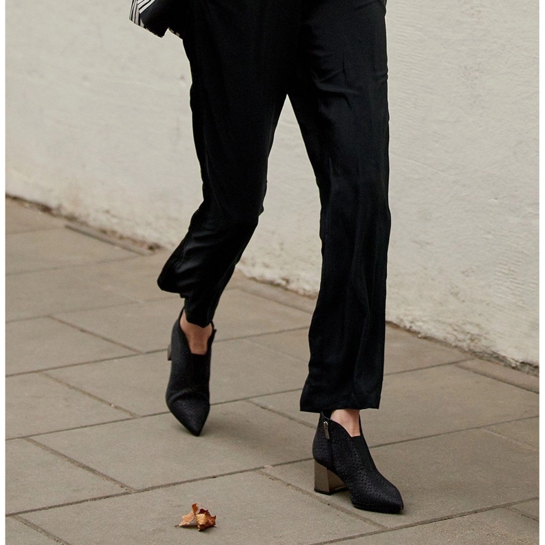 Marco Shoes Smukłe botki z gumą w cholewce i metalicznym obcasem czarne 1