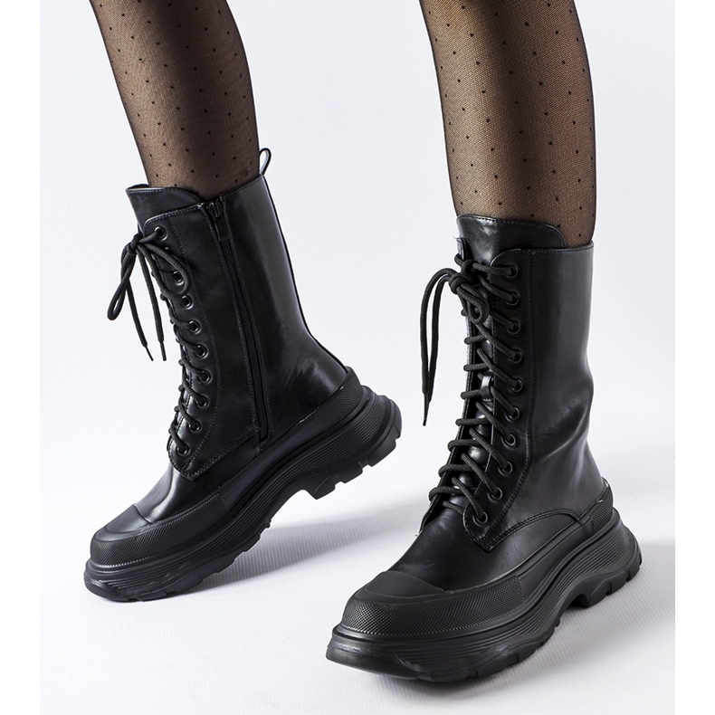 Czarne workery z grubą czarną podeszwą Crosia 2