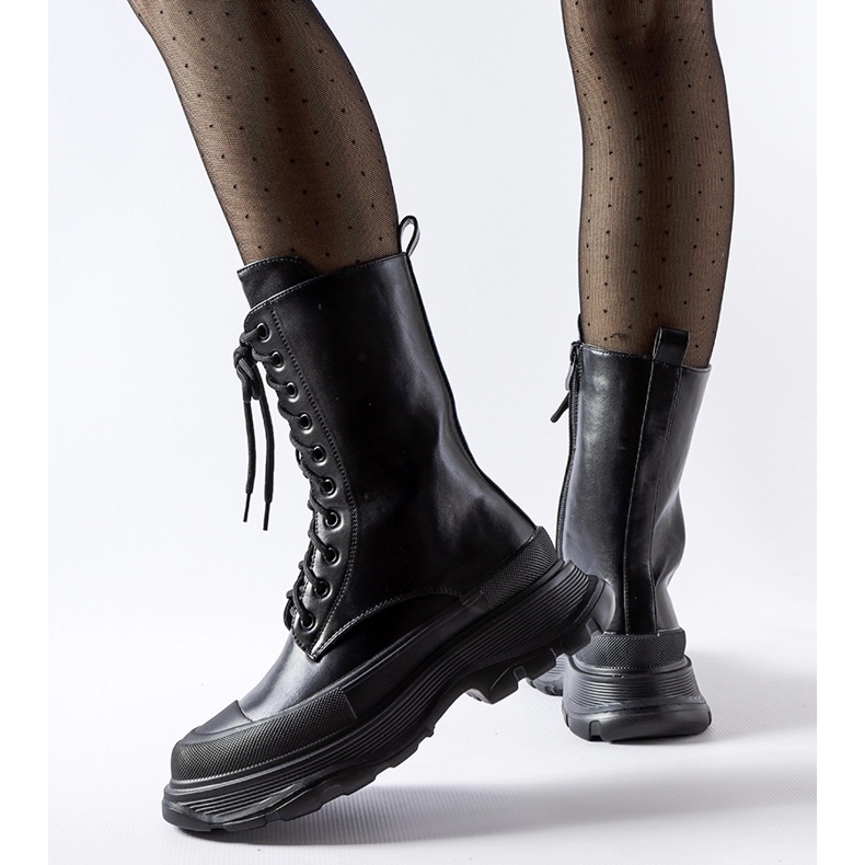 Czarne workery z grubą czarną podeszwą Crosia 1