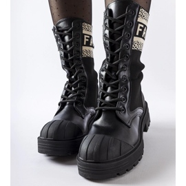 Czarne skarpetowe buty z białym napisem Daria 1