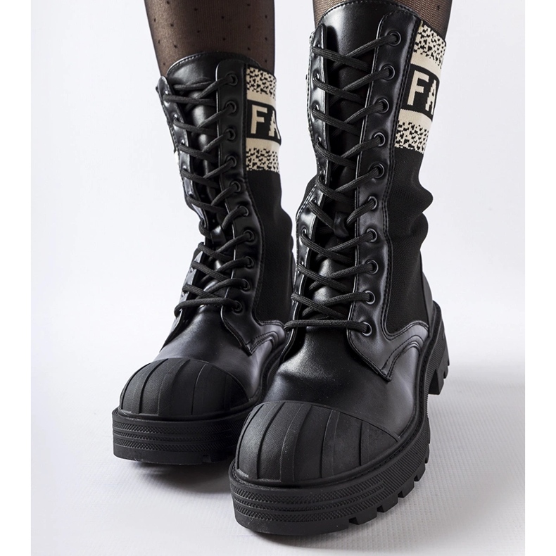 Czarne skarpetowe buty z białym napisem Daria 1