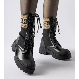 Czarne skarpetowe buty brązowy napis Daria 1