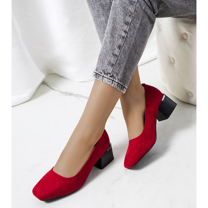 Czerwone czółenka na słupku Bloor 1