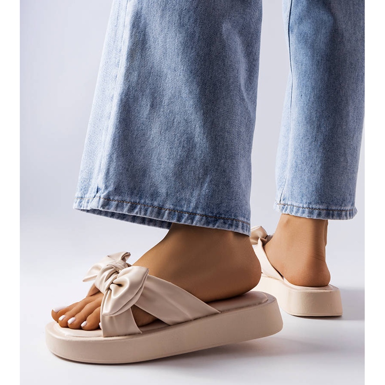 Beżowe klapki na platformie z kokardką Edvard beżowy 1