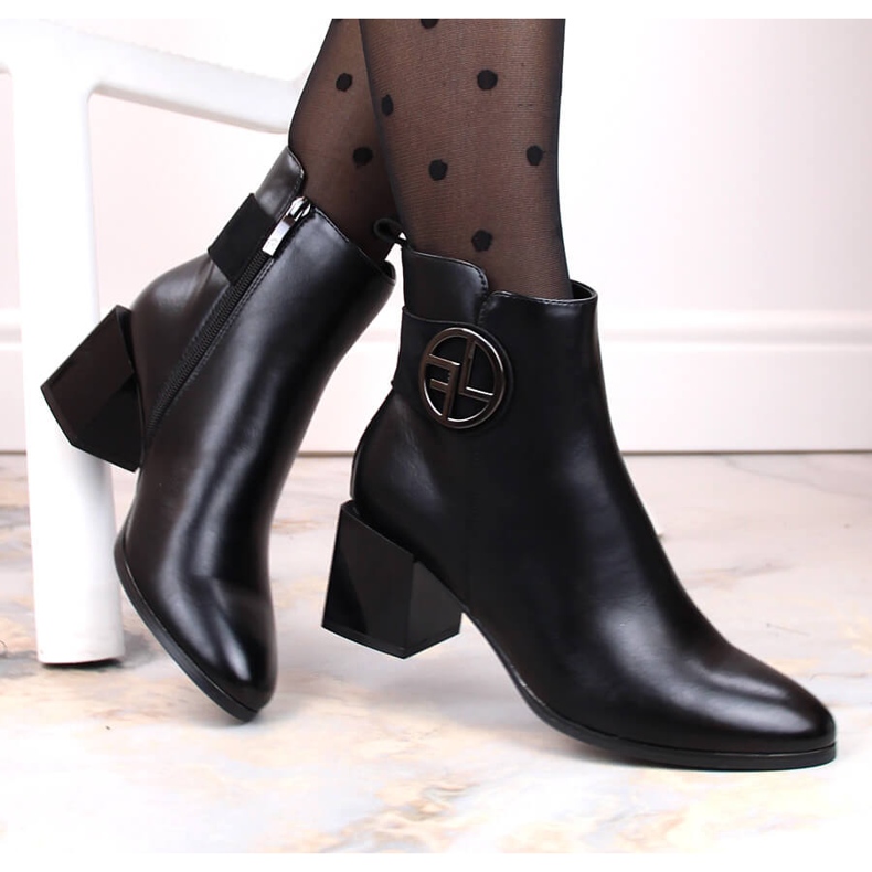 Botki damskie na ozdobnym słupku ocieplane czarne Potocki SZ12227 1