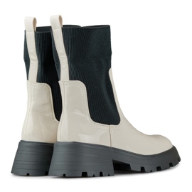 Beżowe lakierowane workery z elastyczną cholewką beżowy 1