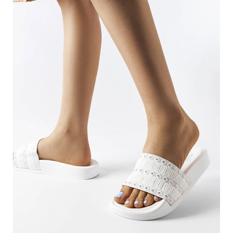 Białe klapki zdobione marszczeniem Ernesta 2