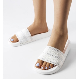 Białe klapki zdobione marszczeniem Ernesta 1