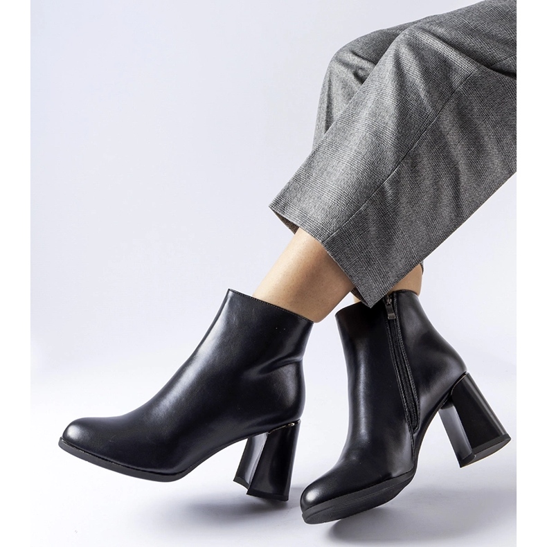 Czarne ocieplane botki z ozdobnym obcasem Clivi 1