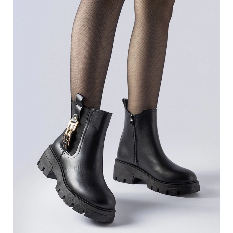 Czarne masywne botki z ozdobną klamerką Nuovo 1