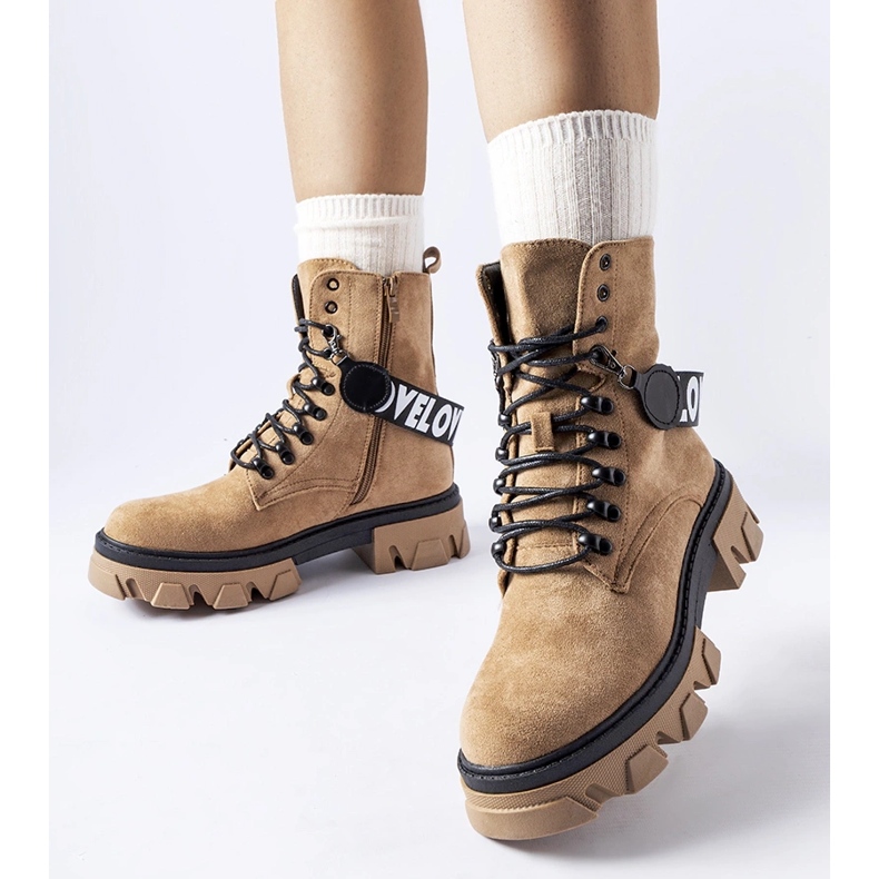 Beżowe botki z ozdobnym odpinanym paskiem beżowy 2