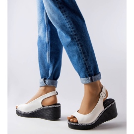 Białe sandały na koturnie Elda 1